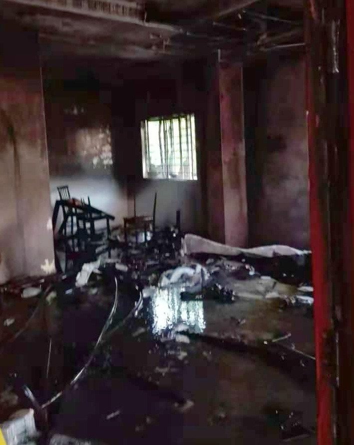 家庭口角酿命案，女婿向岳母纵火肇一死一伤，屋子被烧毁70%。