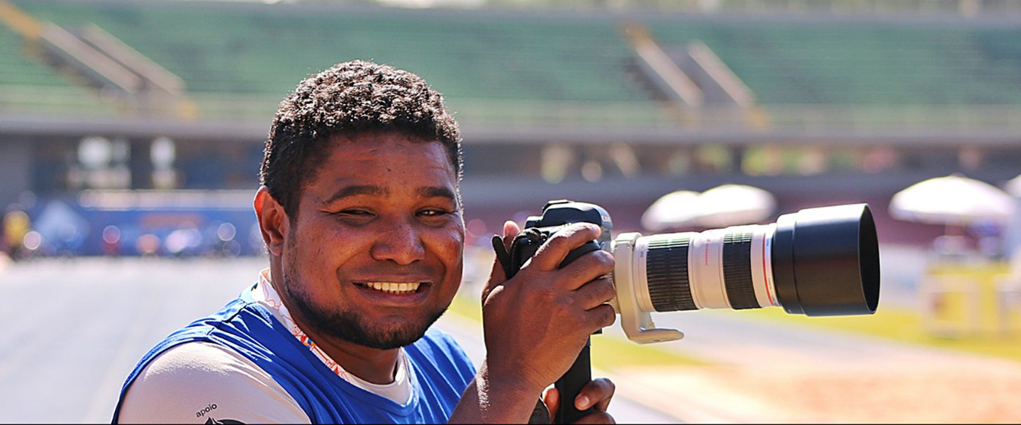 视障人士成为大型活动 官方摄影师曾有先例， 2016年里约残奥会的一 名大会摄影师——梅雅 （Joao Maia）便是视障 人士。