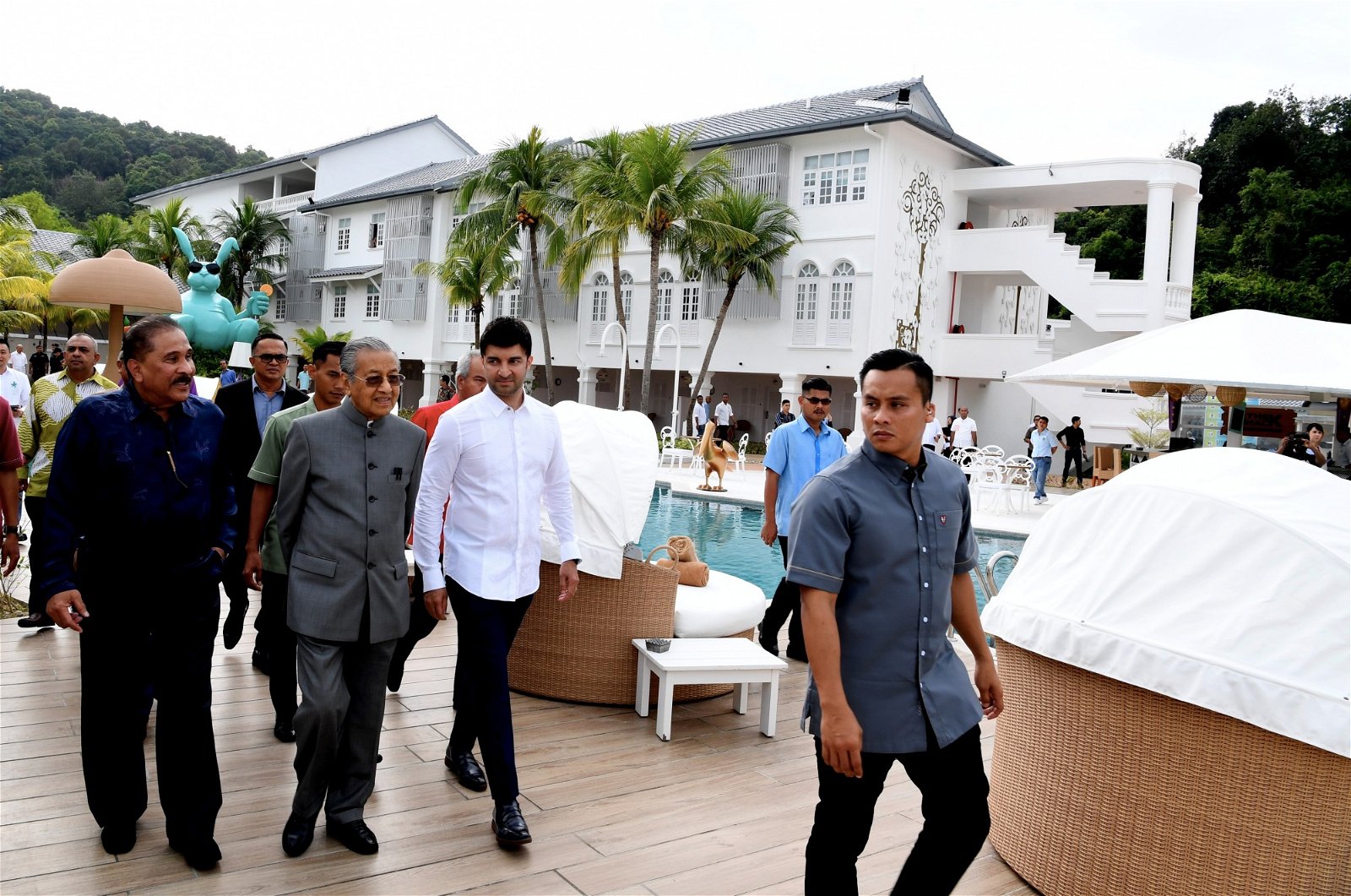 敦马哈迪（左2）趁周末返回选区，并巡视浮罗交怡的Ri-Yaz酒店及度假村。左起为Ri-Yaz集团主席丹斯里拉昔玛纳夫及集团业务总监拿督斯里莫哈末沙希沙。