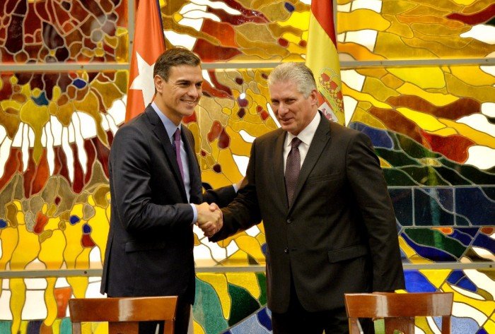 西班牙首相桑切斯（左），在哈瓦那与古巴总统卡内尔会晤。