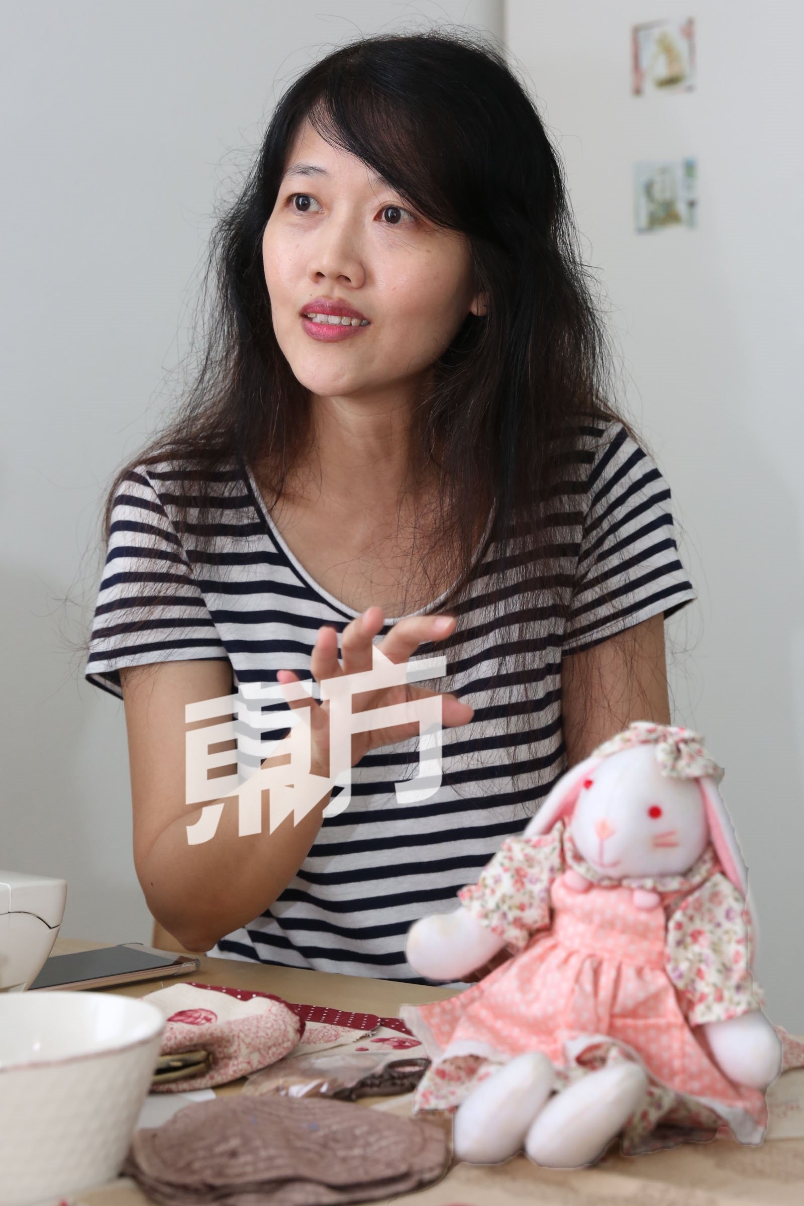 杨秋薇以兴趣创立手作娃娃品牌，手中拿著的兔娃娃是首个缝制的作品，充满意义，是她的非卖品。