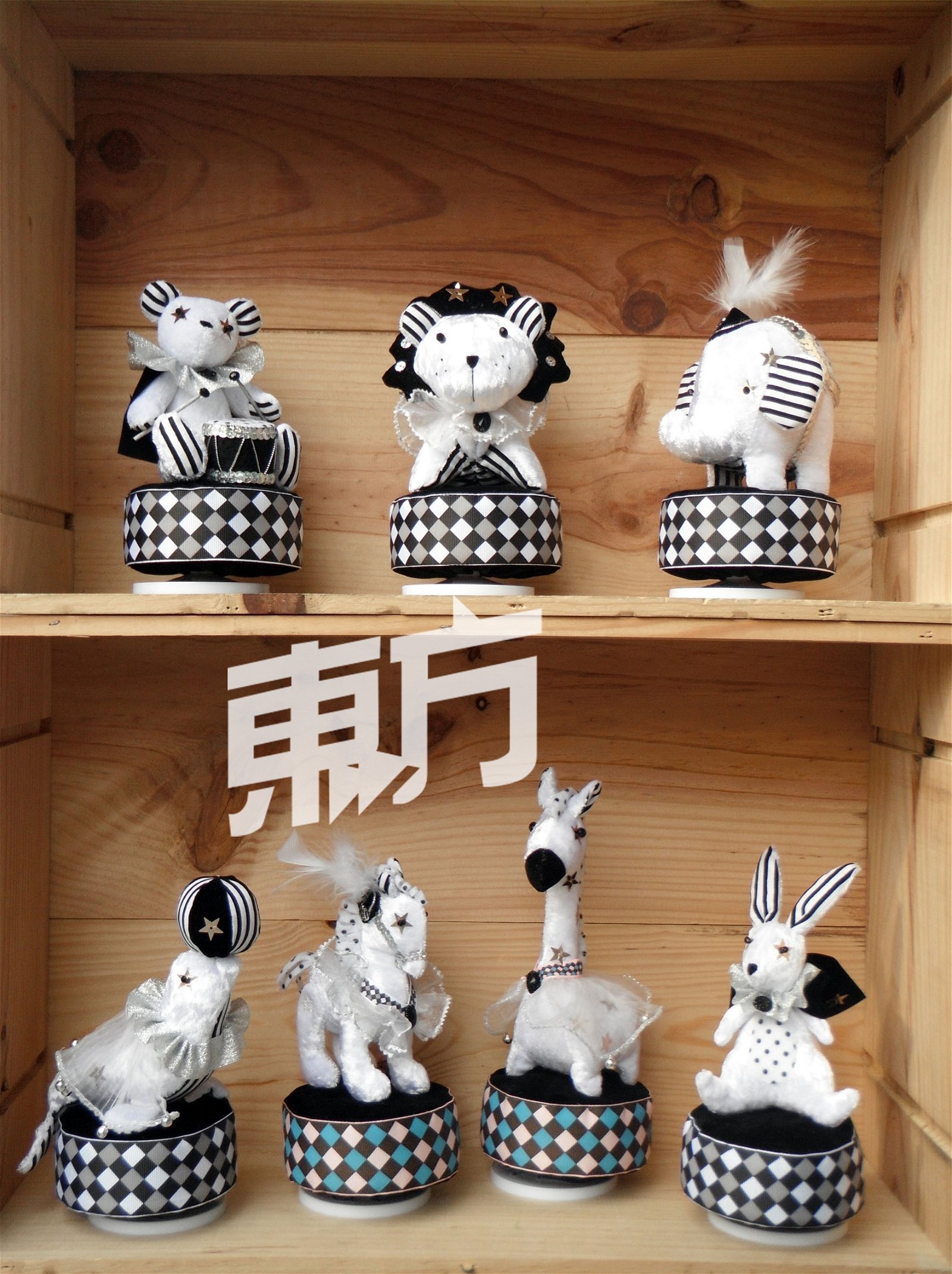 娃娃音乐盒诡异系列的造型，包括熊、狮子、大象、 海狗、长颈鹿、兔子及马。