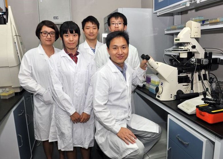 深圳南方科技大学副教授、瀚海基因董事长贺建奎（右一）的基因编辑婴儿引发争议，其本人去向成谜之际，有媒体周二报导指他的团队正计划试验400个人类胚胎。