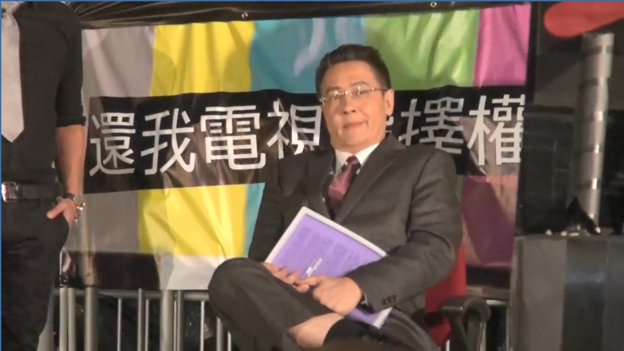 高俊文在2013年与陆骏光、张松枝及郭锋，于政府总部门外演出《半泽直树》短剧，支持HKTV争取电视广播牌照。（影片画面）