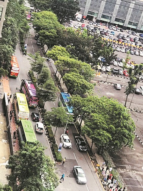 旅游巴士在吉隆坡城中城主要道路违例停车，造成当地交通阻塞，也对当地居民形成困扰。