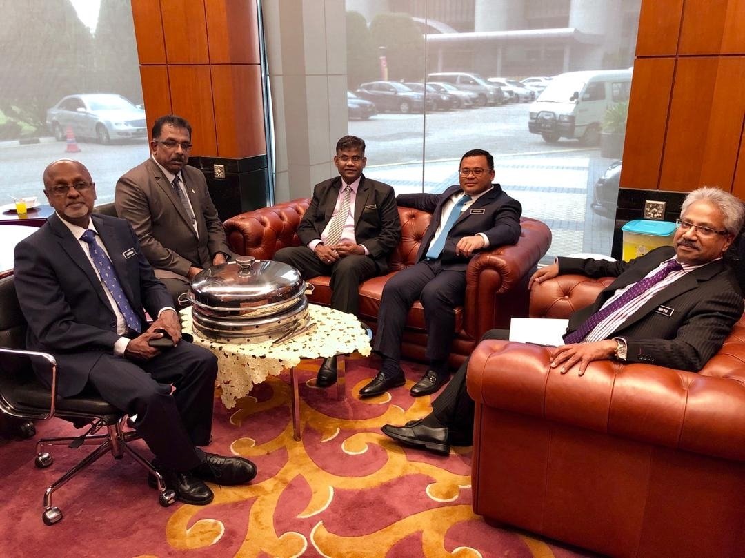 阿米鲁丁（右2）会晤首相署部长瓦达慕迪（右），商讨斯里马哈马里安曼兴都庙风波。左起为西华拉沙、古纳拉治及甘纳巴迪劳。