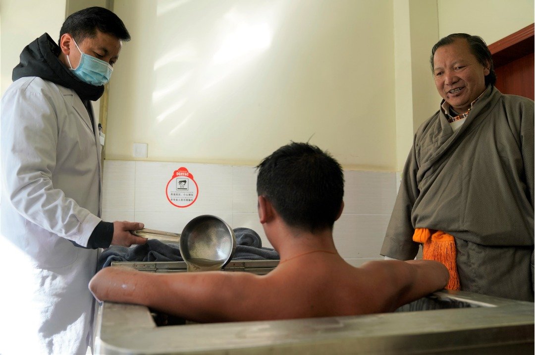 病人在医院的药浴中心，接受藏医药浴治疗。