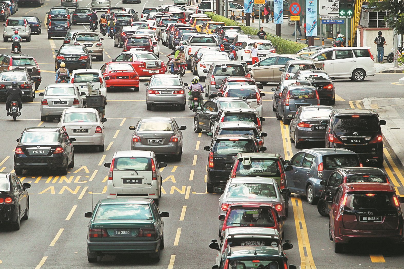 生活环境也是人才回流时，会纳入到考虑因素；举新加坡为例，其公共交通系统发展完善，不似我国较为依赖汽车作为代步工具。