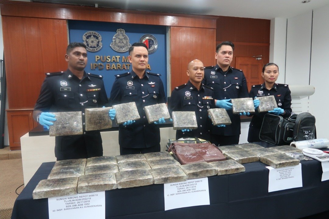 嘉费尔（左3）展示警方所起获的7万400令吉的大麻毒品，并宣布逮捕4名嫌犯。（摄影：谭淑敏）