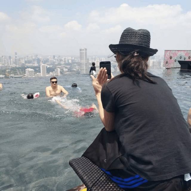 张柏芝今年3月在IG贴出一张男士游泳照。