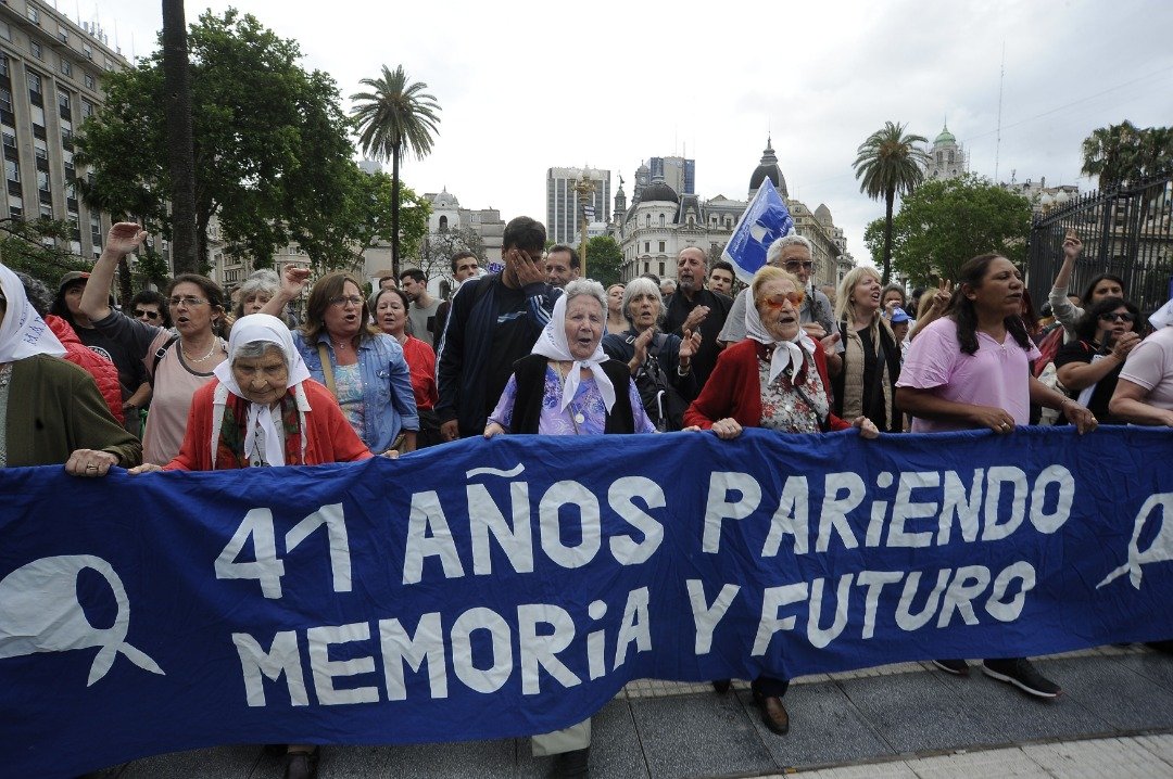 阿根廷人权团体“五月广场母亲”成员，在五月广场顺著警方为G20峰会设定的示威区，进行每周一次的游行。“五月广场母亲”由1976年至1983年间阿根廷军政专制时期，众多无故失踪青年的母亲组成，她们长期为独裁军政府时期的受难者发声。