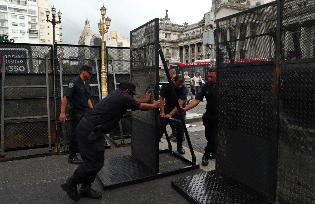 为迎接峰会，布宜诺斯艾利斯全城戒备，警员在国会前安装栅栏，防止有人伺机破坏重要场所，制造混乱。