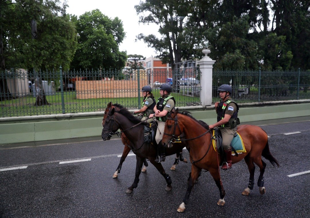 阿根廷国家宪兵骑马，在冷清的大街上巡逻。布宜诺斯艾利斯已进入全面戒严状态，以保G20峰会安全及顺利举行，政府还呼吁人们在峰会期间出城过周末，避免受到影响。