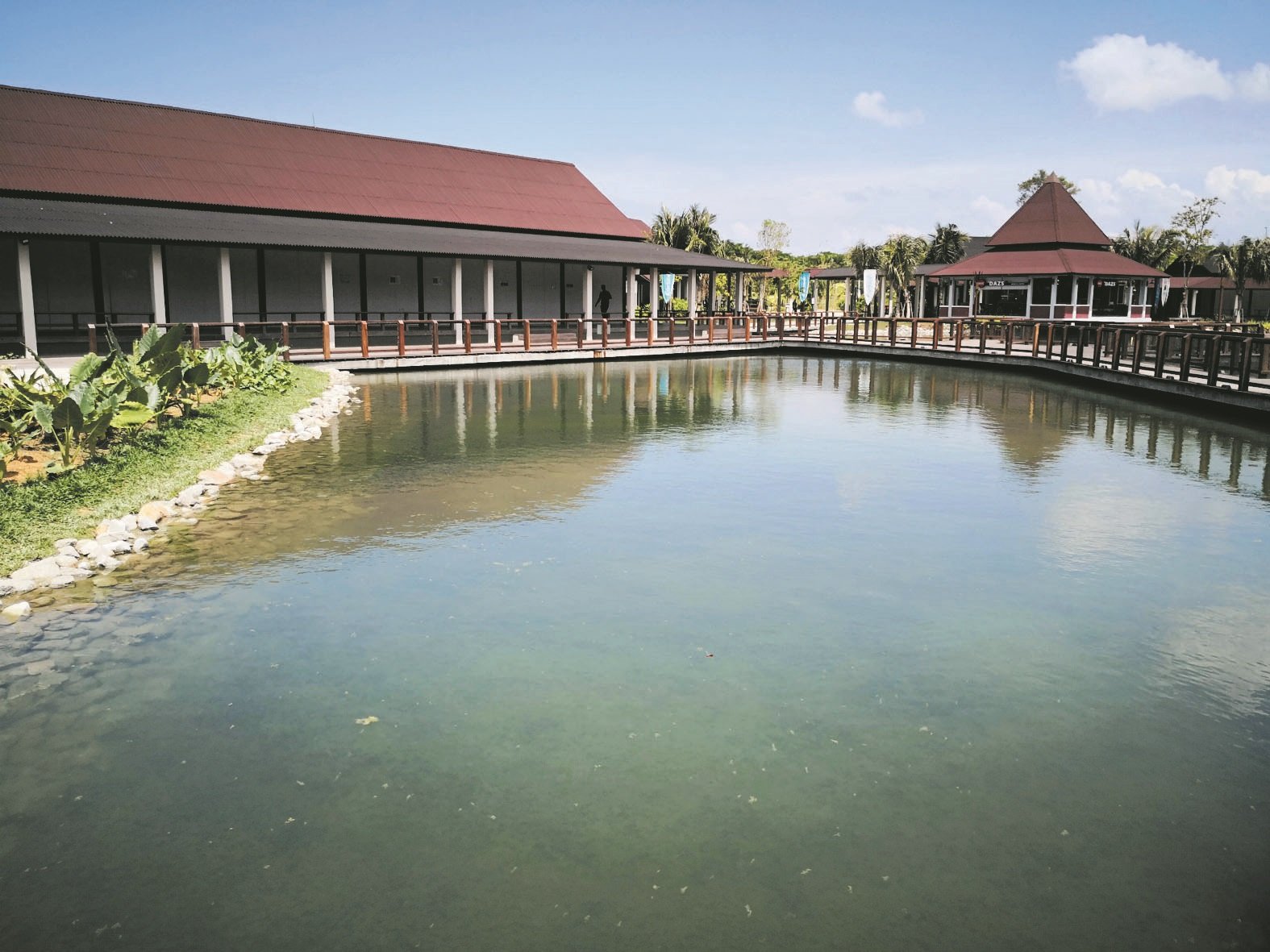 迪沙鲁海岸综合休闲度假区提供多元的旅游选项，在探险水上主题乐园旁设立河畔商店饮食街。
