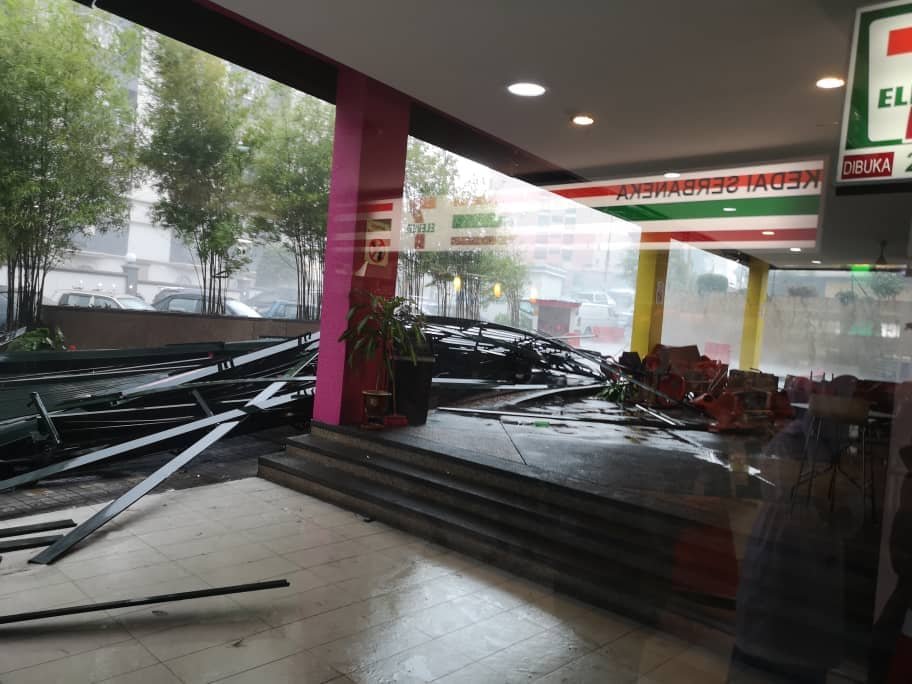 商业广场后门商店遮阳台倒塌。