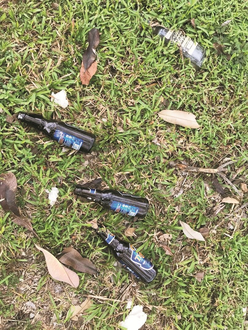 空地可发现不少空酒瓶，显示出有人在当地酗酒。