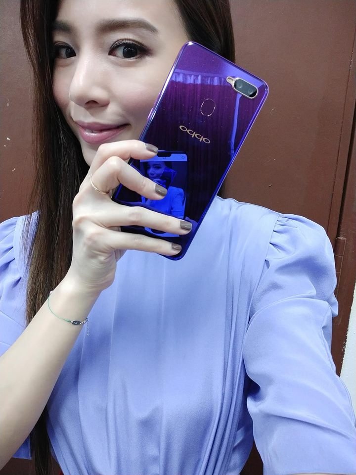 称职的代言人Hebe，事后也分享了“衣服手机都很紫”自拍照。