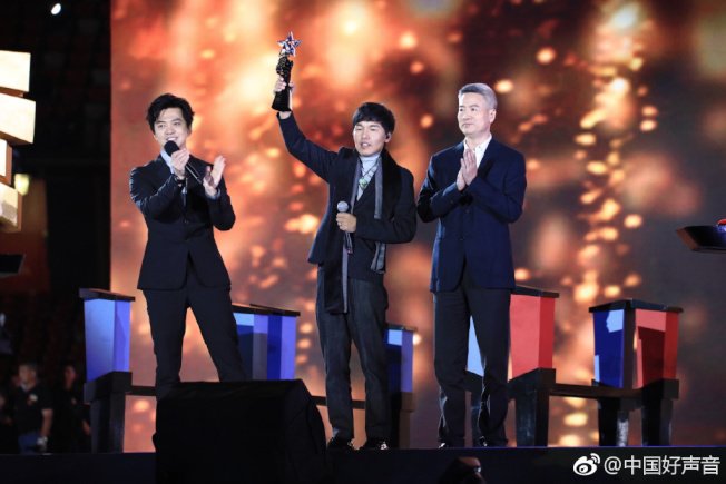 2018《中国好声音》巅峰之夜总决赛在鸟巢正式开战，最终，李健战队的旦增尼玛（中）获得年度总冠军， 李健成为冠军导师。