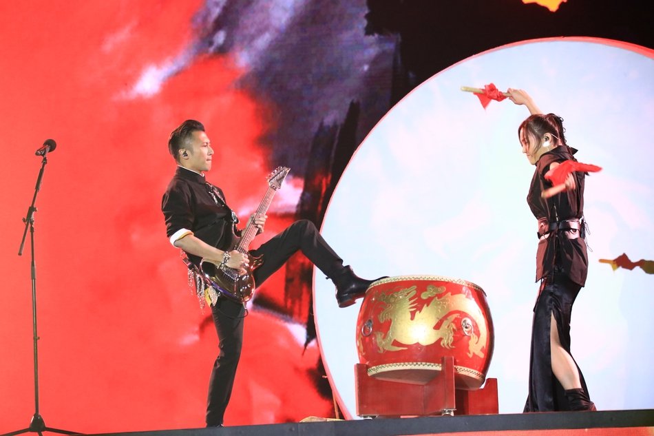 谢霆锋和刘郡格则演唱了经典歌曲《黄种人》， 谢霆锋大秀饶舌技能。
