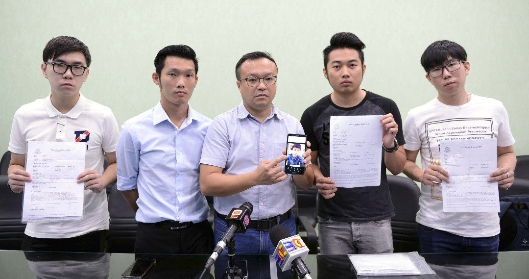 游佳豪（左3）召开记者会，向大众讲述3名青年遭友人陷害利用其银行户头行诈的过程。左起为翁嘉豪、赖俊权、李亿健和苏俊辉。