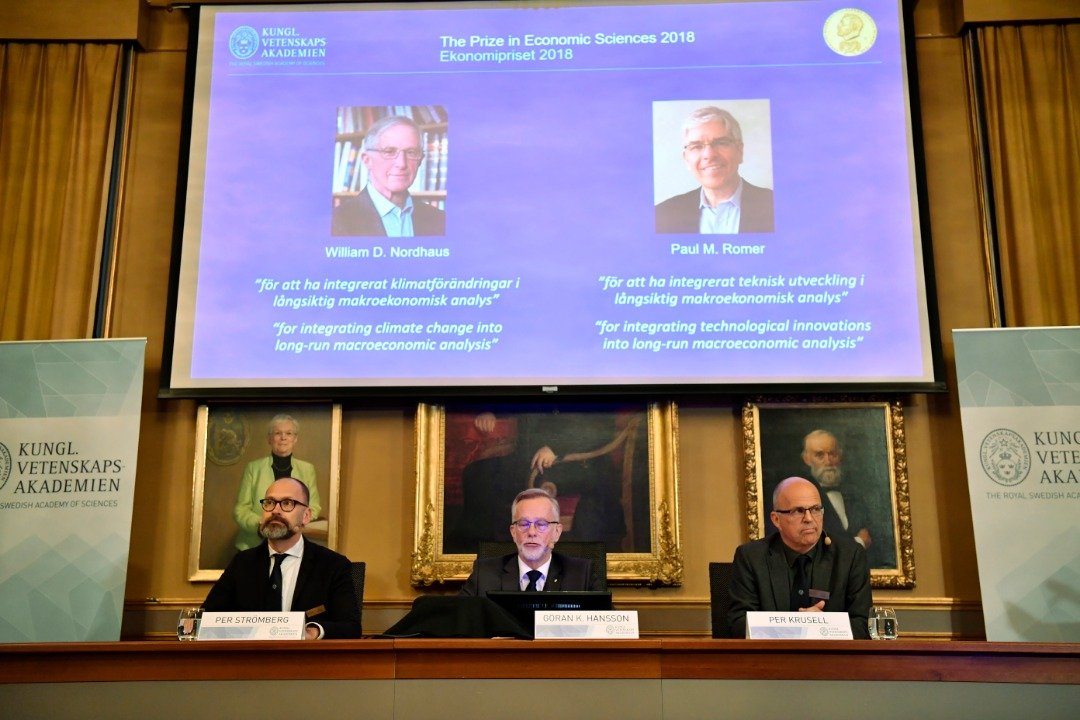 诺贝尔经济学奖委员会主席斯特龙柏格（左起）、瑞典皇家科学院常任秘书长汉森，以及诺贝尔经济学奖委员会委员克鲁塞尔，周一在瑞典皇家科学院公布，美国学者诺德豪斯与罗默，获得今年的经济学奖。