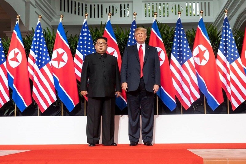 图为美国总统特朗普（右）6月12日和朝鲜最高领导人金正恩（左）在新加坡举行历史性领导人峰会。