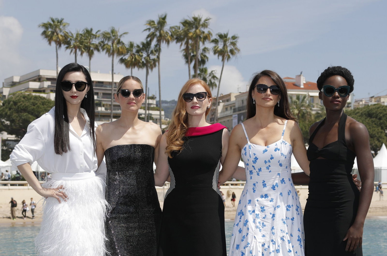 《355》为全女班的间谍动作片，演员包括范冰冰（左起）、玛莉咏柯蒂、洁西卡查斯坦、玛莉咏柯蒂亚、彭妮露古丝及露 皮塔尼永奥。