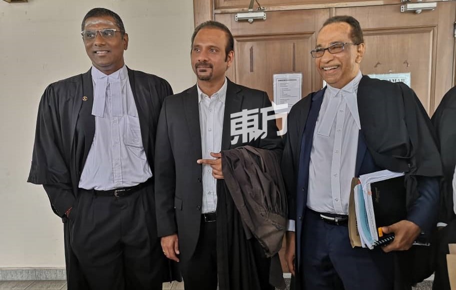 蓝卡巴星（左2）与林冠英代表律师之一的雷尔（左起）及希淡峇兰步出法庭后，向媒体发言。（摄影：吴维康）