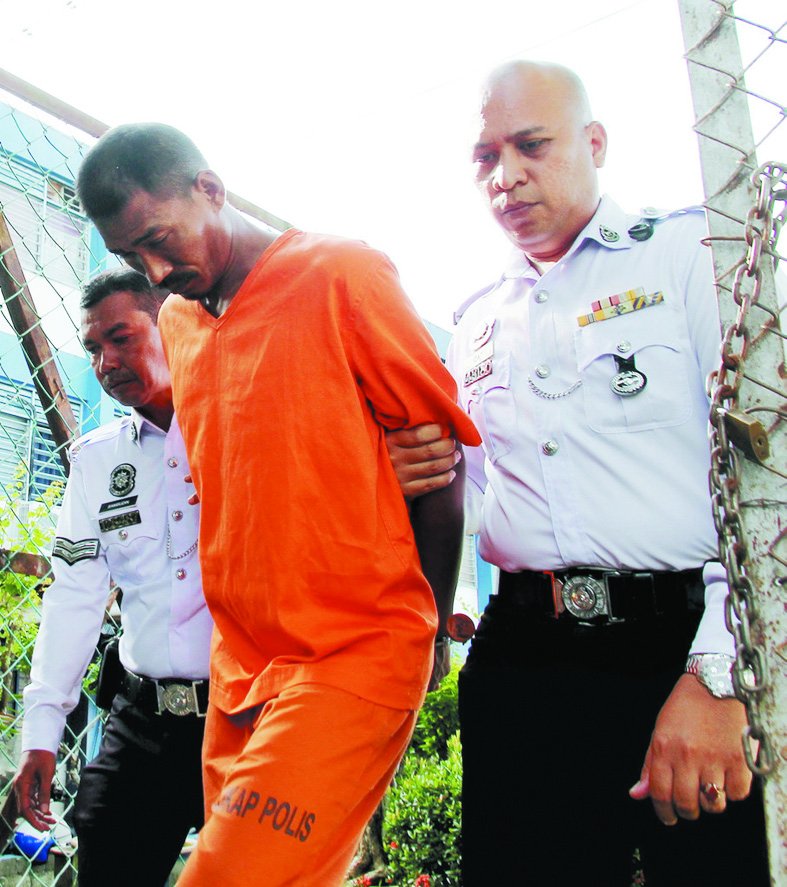 莫哈末再迪否认肇祸时曾吸毒，推事决定禁止他保释及吊销其驾照，直至案件审判结束为止。