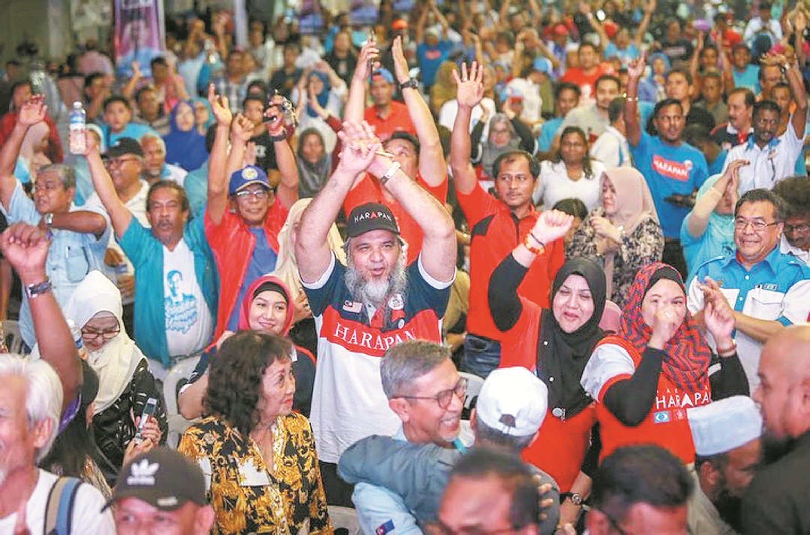 守在公正党竞选行动室的逾千名支持者，在获知安华以大比数得获胜后，纷纷站起来欢呼。