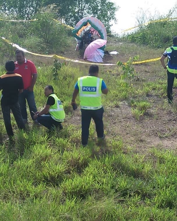 警方在事发地点的1公里外发现滑翔伞员的遗体。