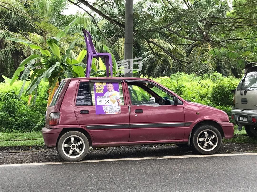 独立候选人依沙沙末的支持者，在车顶放置其竞选标志“椅子”。