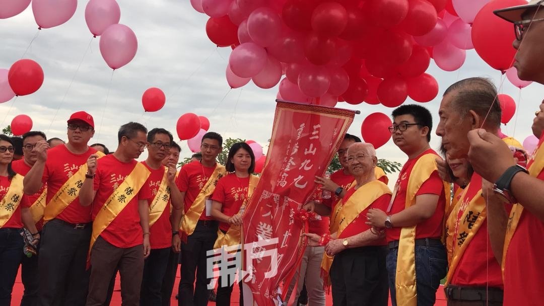 众嘉宾主持升放气球仪式，右3为吴汉坤、林源瑞及张民生。