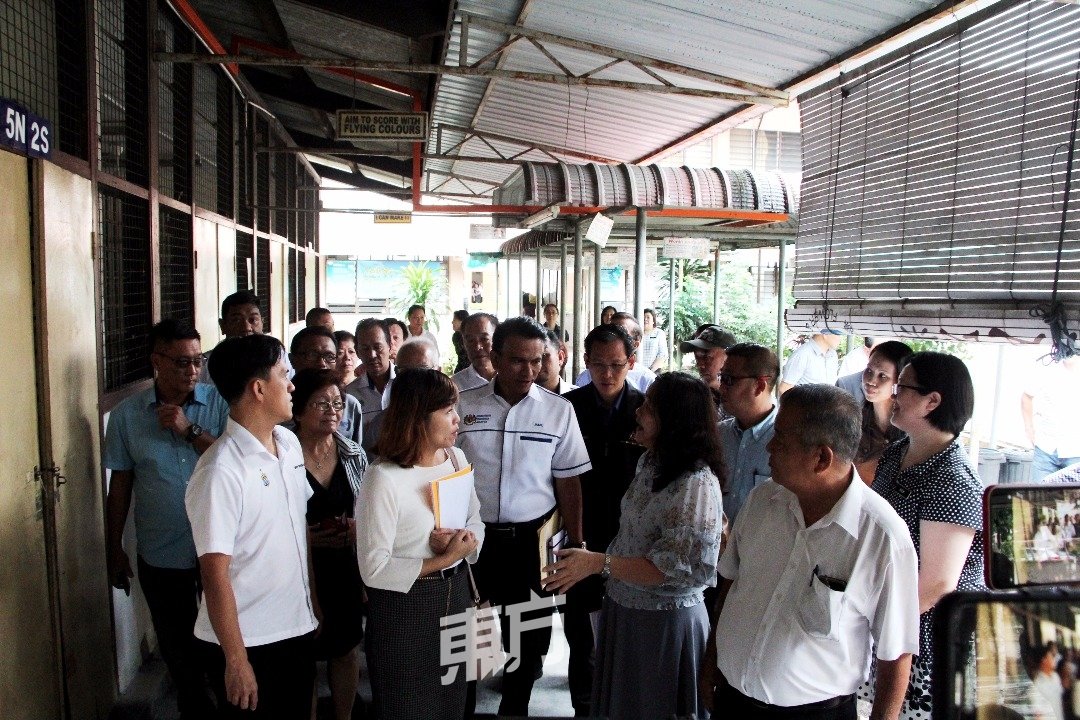 张念群（左3）巡视启新小学旧校舍，与董事长刘启添（右起）及校长陈秀凤了解学校情况。