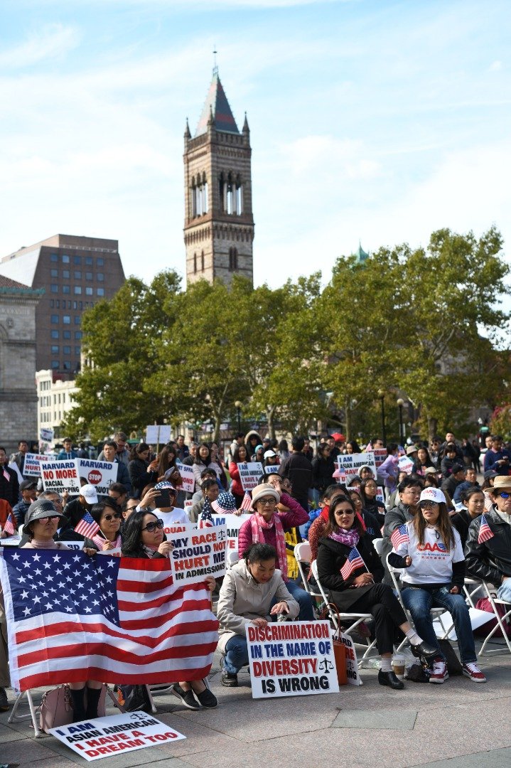 数百名包括从加州、西雅图、芝加哥、纽约和康涅狄格州等地赶来的民众，齐聚在在波士顿的科普利广场，他们手持标语，声讨哈佛招生政策歧视亚裔。