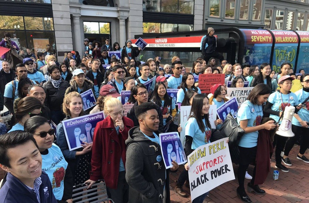 在亚裔团体发起反哈佛招生歧视的同一天，哈佛广场上聚集超过100名力挺哈佛大学的学生和其他支持者，他们带著标语和衬衫标签 #DefendDiversity（#捍卫多元化），认为“控诉哈佛招生政策，是拿亚裔作愰子、来推动白人民族主义议程”。