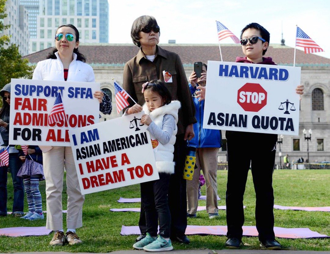 在“美国梦大游行—教育权益人人平等”的现场，有家长带著小朋友出席，手持美国国旗和自制标语牌。