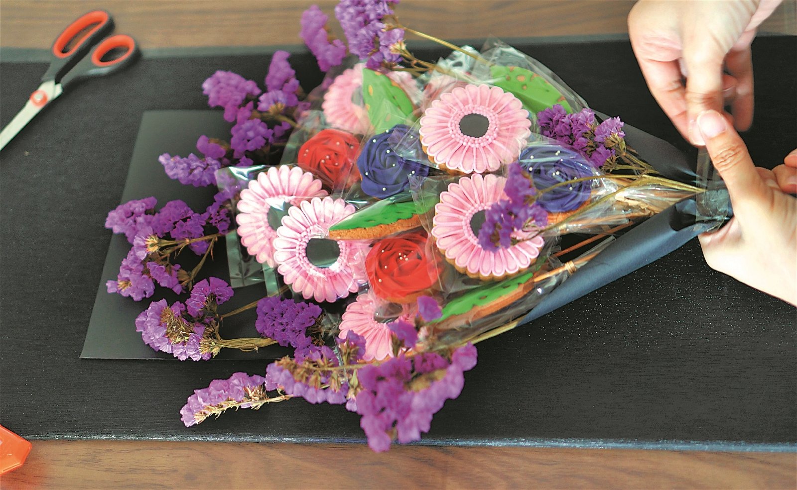 “糖霜曲奇花” 加上干花的点缀， 包装成花束，非常精致，送礼也大方得体。