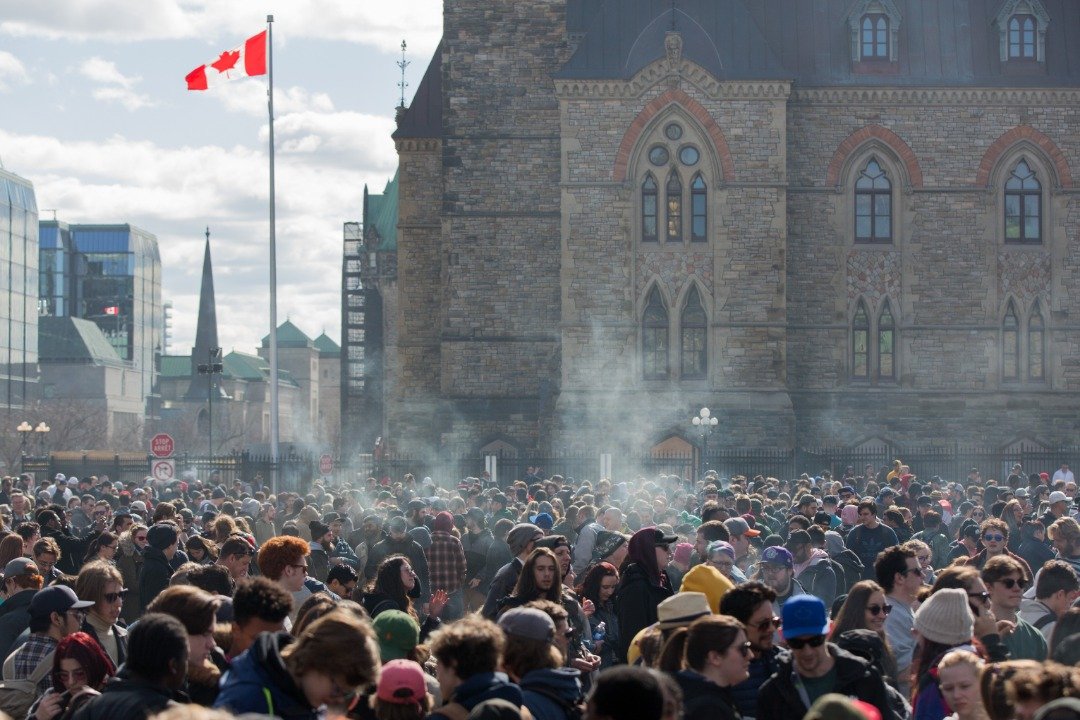 今年4月20日在渥太华的国会山庄外，群众在420年度集会上吸食大麻，喷出的烟雾飘散在空气中。