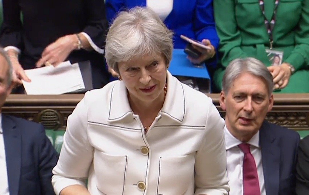 英国首相特丽莎梅当地时间周一向国会报告脱欧谈判进度，表示不会接受脱欧后北爱尔兰留在欧洲关税联盟，重申有信心最终会同欧盟达成协议。