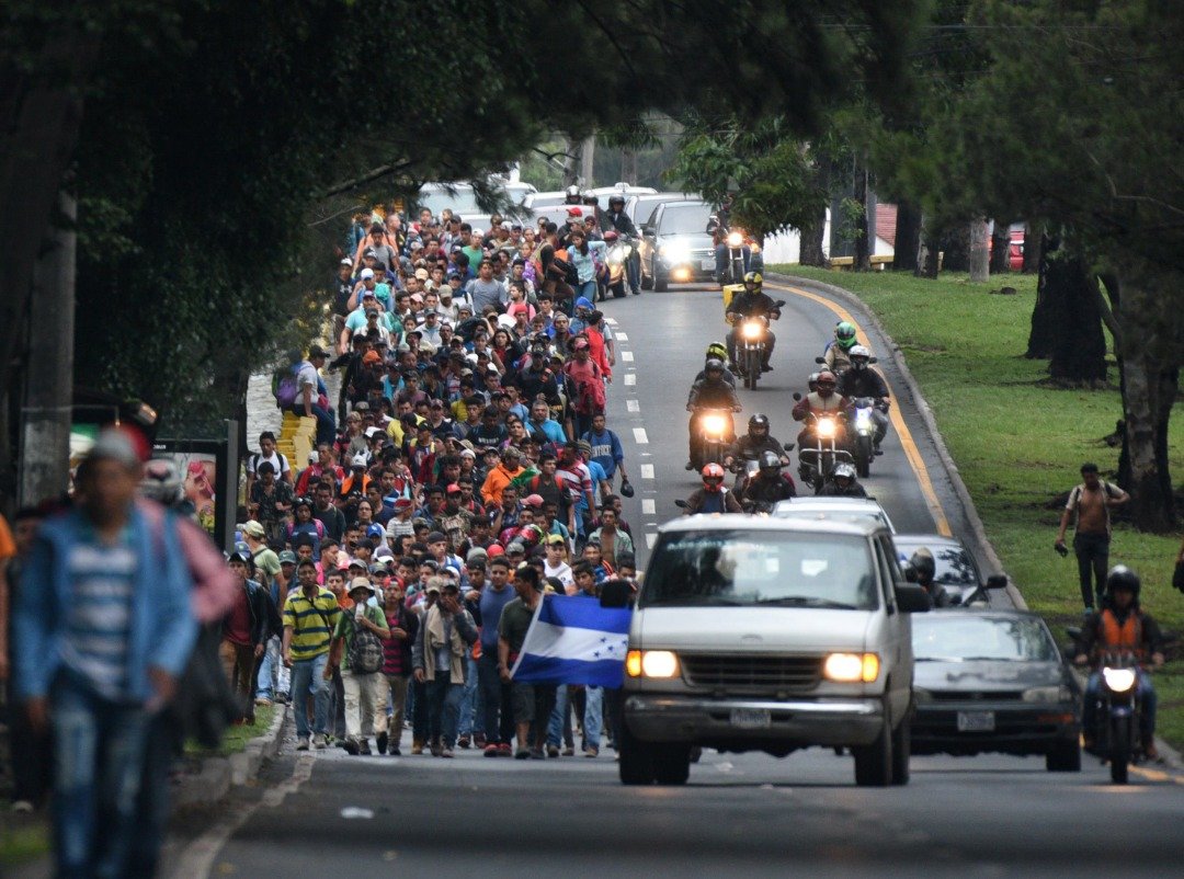移民大军离开危地马拉城后，浩浩荡荡地朝著墨西哥与危地马拉边境前进，最终将穿过墨西哥并迈上美国国土。这些移民主要来自洪都拉斯，他们为了躲避贫困和暴力，而长途跋涉前往美国南部边境。他们在上周五从圣佩德苏拉市出发，刚开始大约160人。圣佩德苏拉被认为是世界上最危险的城市之一。
