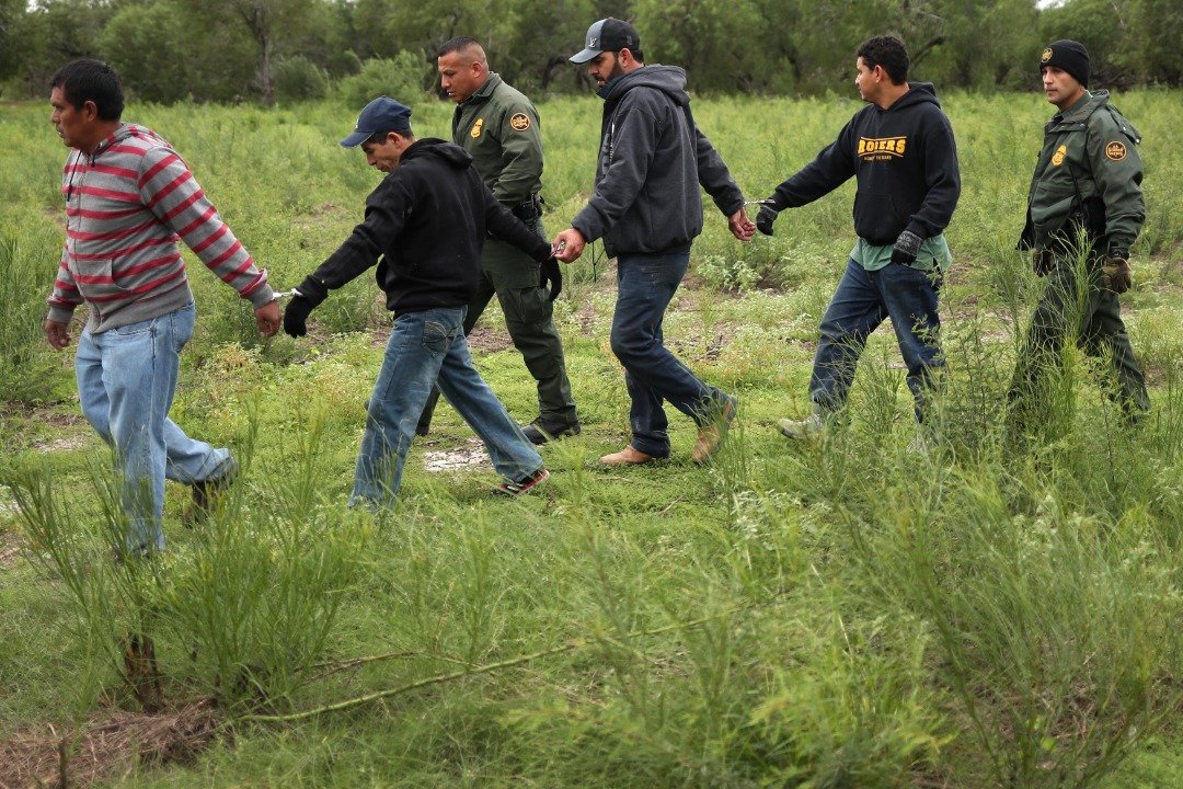 两名美国边境巡逻部队队员，用手铐铐住4名非法从墨西哥进入美国的中美洲移民，并带领他们穿过一个牧场。墨西哥当局向其南部边境，派遣了500名联邦警察镇守。