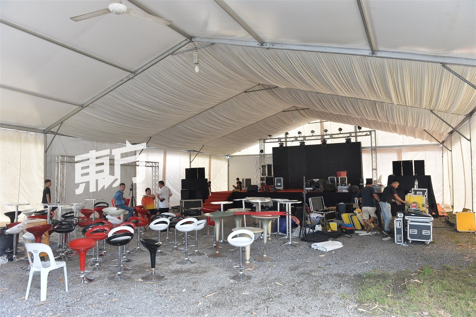 甲洞啤酒节的主要舞台已搭建完毕，工作人员正安装音响设备和排放桌椅。（摄影：颜泉春）