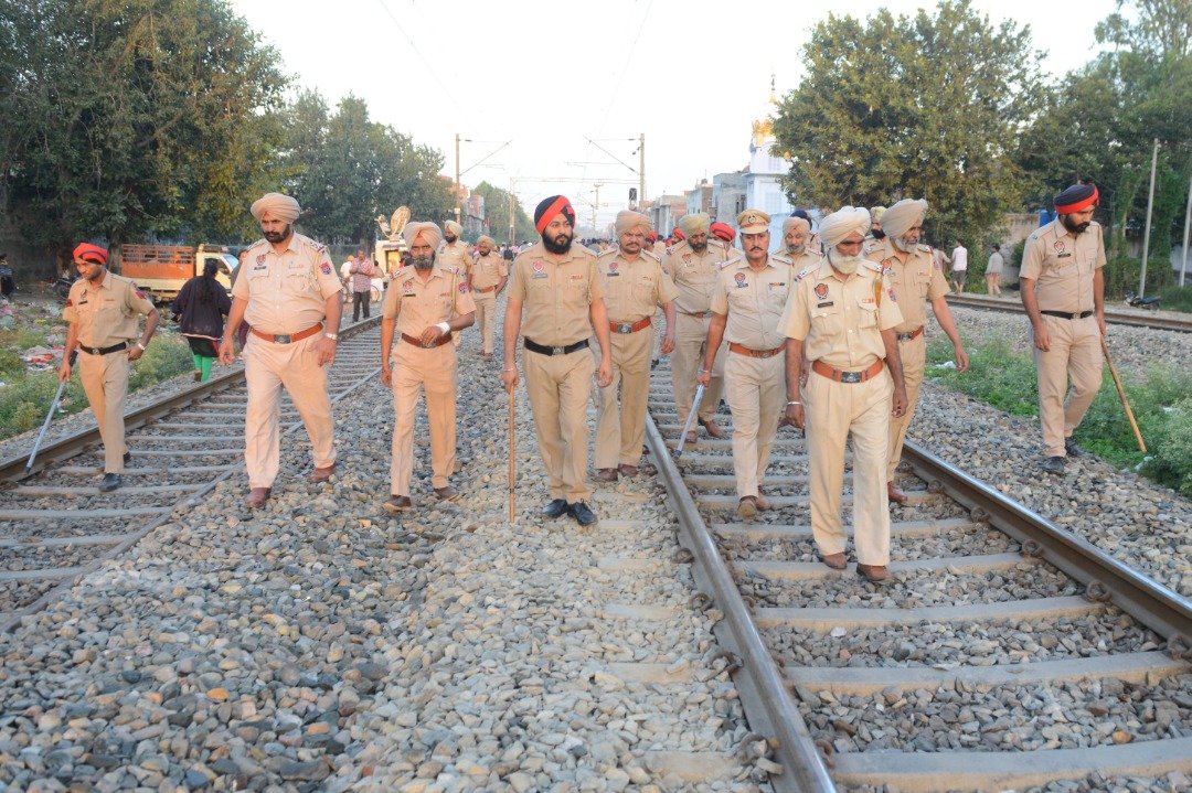 旁遮普邦的警方人员，周六早上回到意外现场调查，一行人一字排开，走在轨道上视察。
