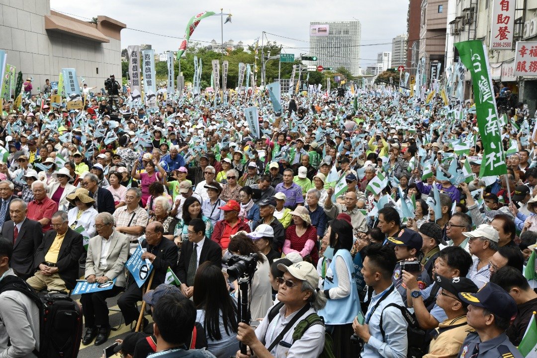 台湾“喜乐岛联盟”发起的“反并吞正名公投”活动，周六在台北的民进党总部前举行。现场聚集大批支持民众，现场气氛热烈，四处充斥著诉求的高呼声。