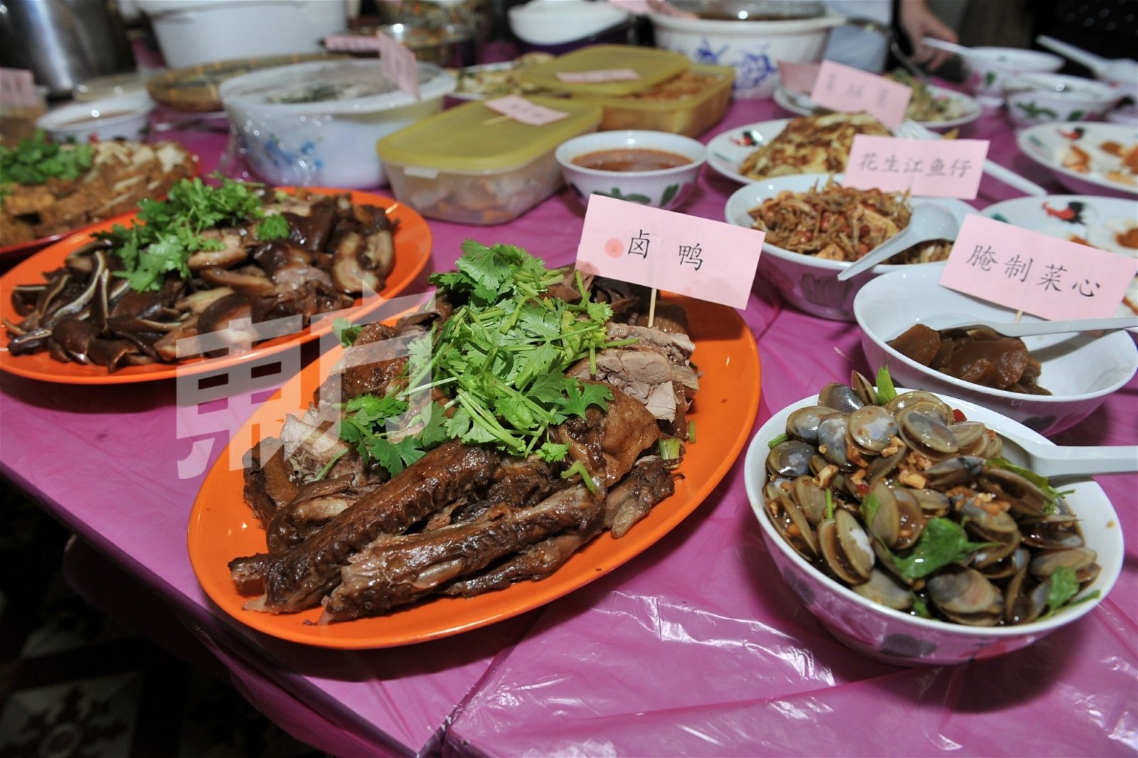 多道潮州传统美食摆在桌，如卤鸭、卤料、潮州粥及腌制啦啦等配料，让乡亲们共享“潮籍”美味。 （摄影：连国强）