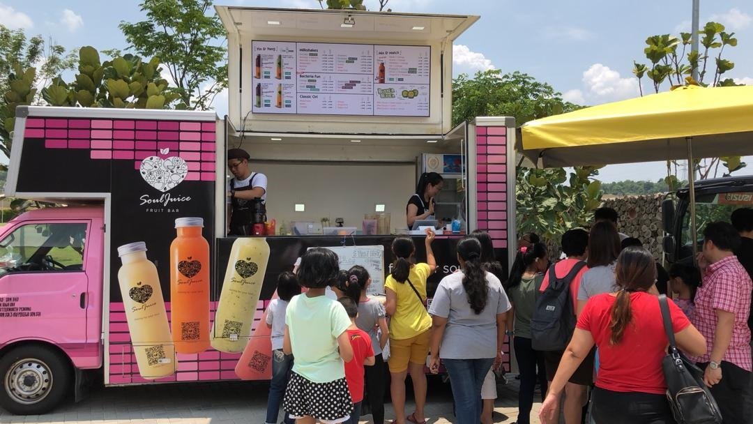 吴进安自创饮料品牌，并透过与国内本土品牌合作，希望开拓本土餐饮连锁餐车。