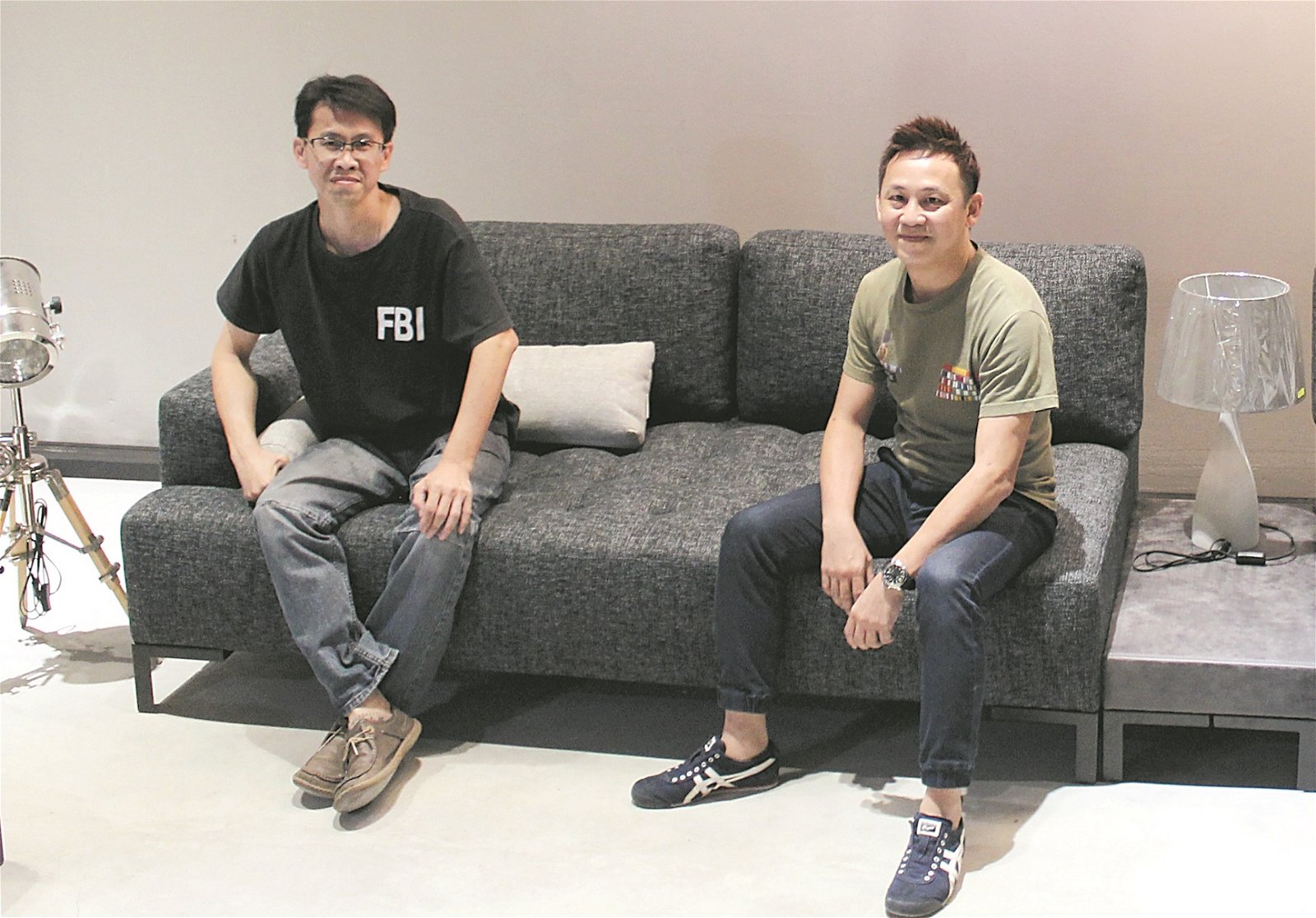 老大林忠义（ 左） 负责生产 线，老二林忠杰（右）则负责品 牌创办、营销及设计等，兄弟合作无间打造“SIT ON IT”品牌沙发。
