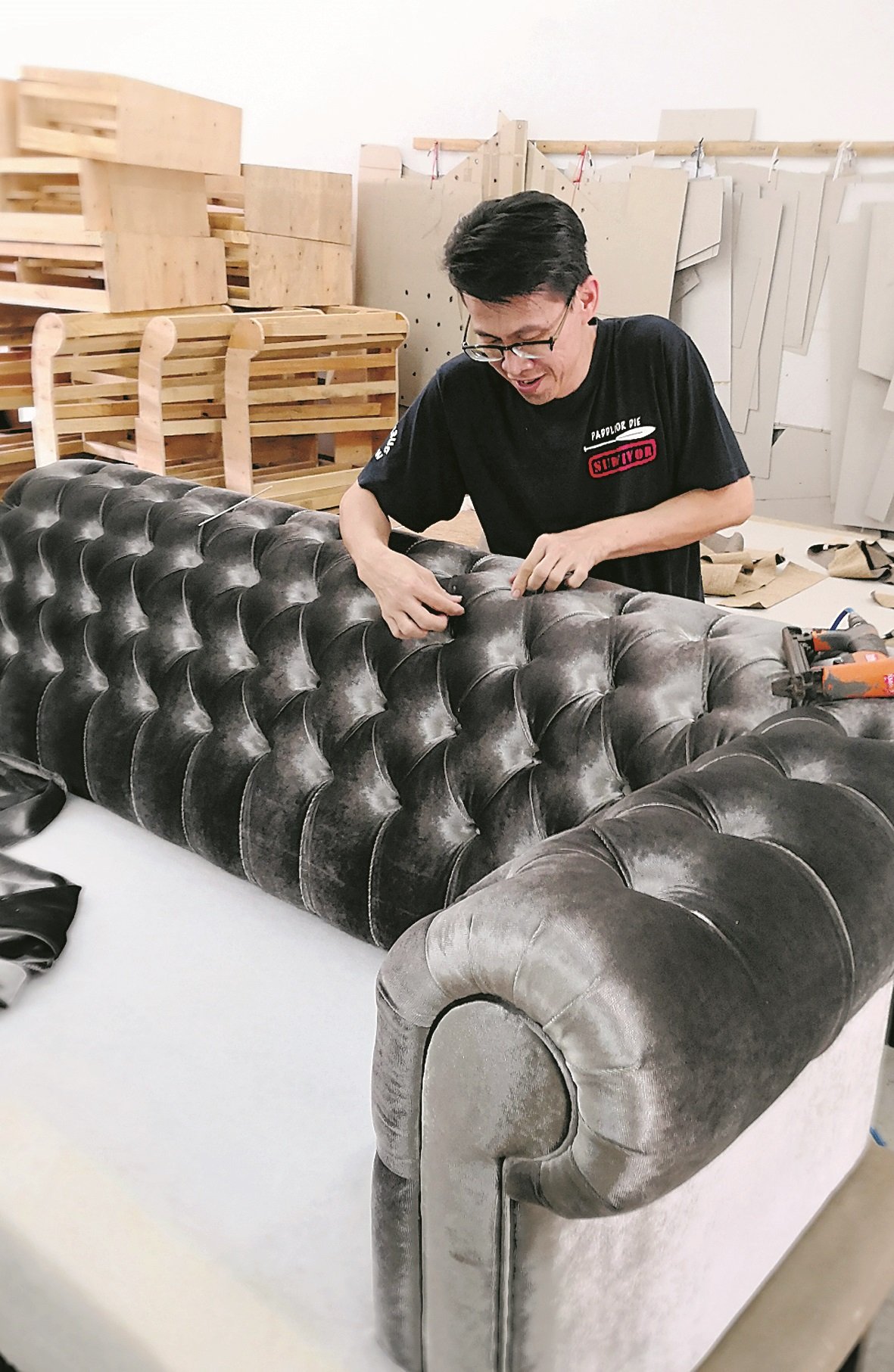 “ SIT ON IT”的沙发造工讲究，如图中的贾斯特菲尔德沙发，来扣工序耗时且费力，并非一般追求量产的厂家所能生产的沙发。