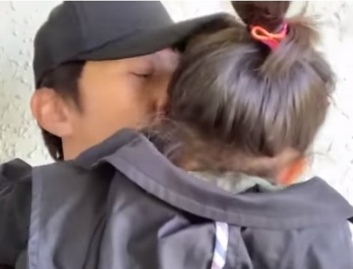 邓超心疼，最后在女儿脸上吻了一下。